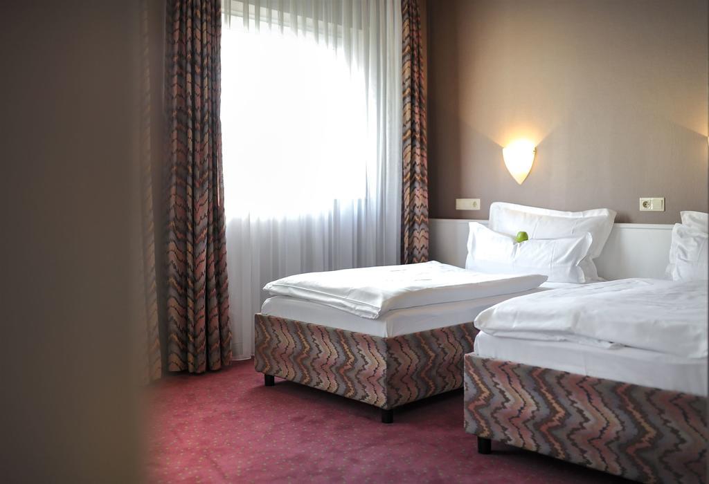 Airport Hotel By The New Yorker Cologne Exterior photo