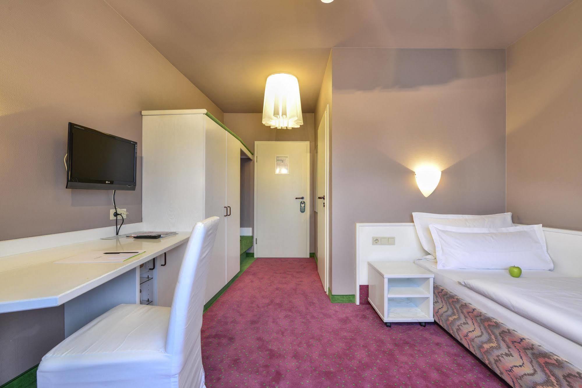 Airport Hotel By The New Yorker Cologne Exterior photo
